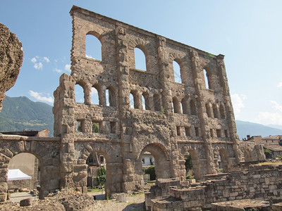 瓦利达奥斯塔罗马剧院Aosta意大利奥斯特罗马剧院的废墟背景