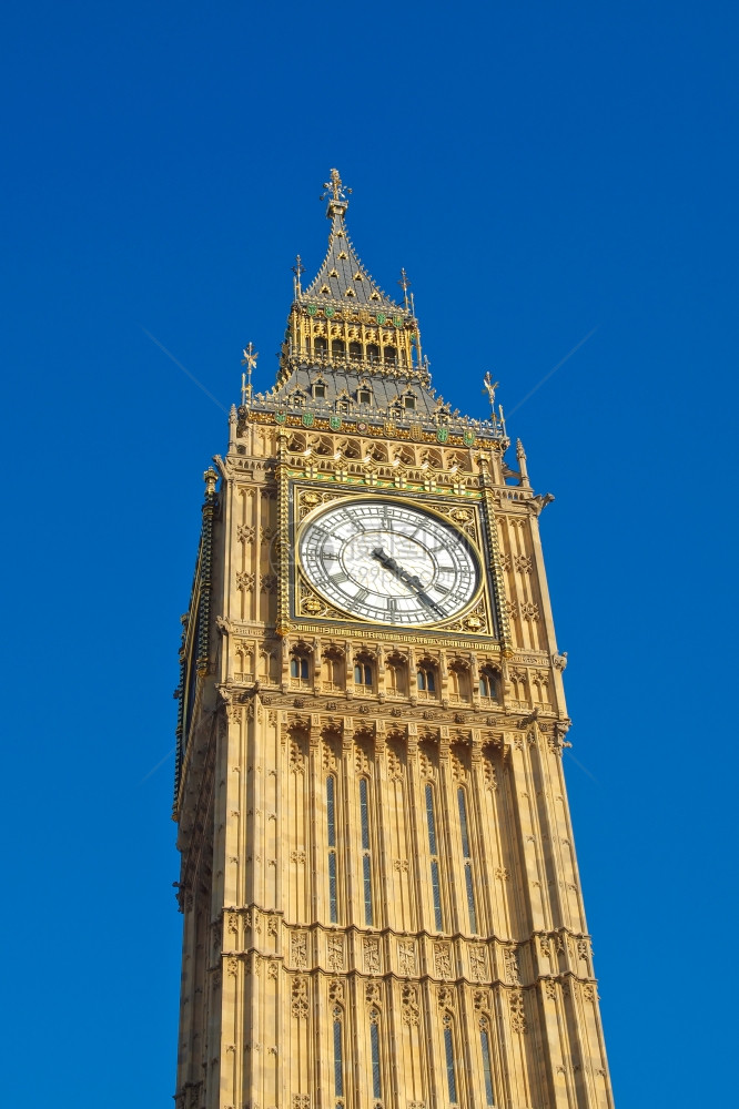 伦敦哥特建筑蓝色天空背景图片