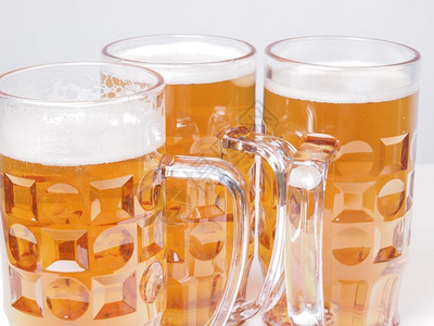 许多大杯德国啤酒背景图片