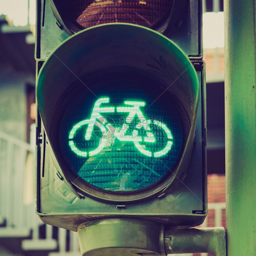 复古外观绿灯复古风格的绿色交通灯上的bycicle车道图片