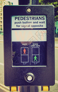反向看一个标志向着一个行人十字路口标志看的旧倒影按下钮等待对面的信号图片