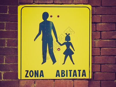向意大利住宅区Azoneabittata区看的古老倒影标志在墙上图片