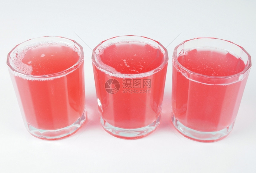 非洲大陆早餐桌上的粉红葡萄果汁杯图片