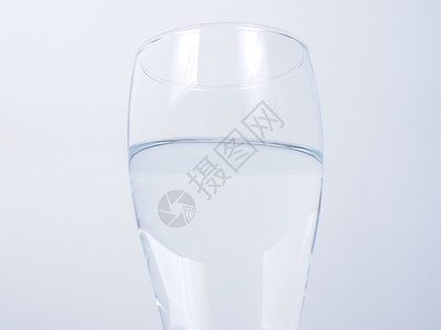 透明清洁的饮用水杯图片