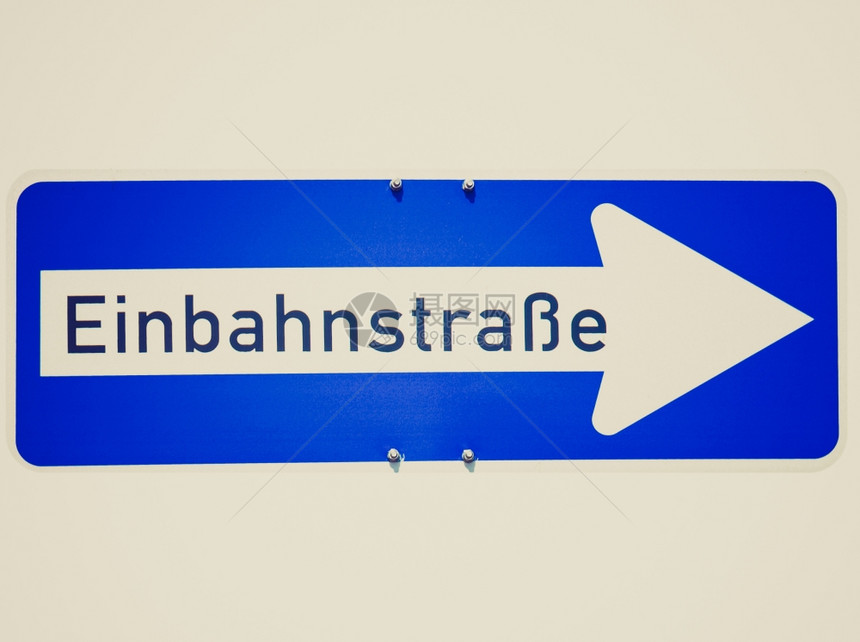 以德语写成的一条路交通标志Einbahnstrasse图片