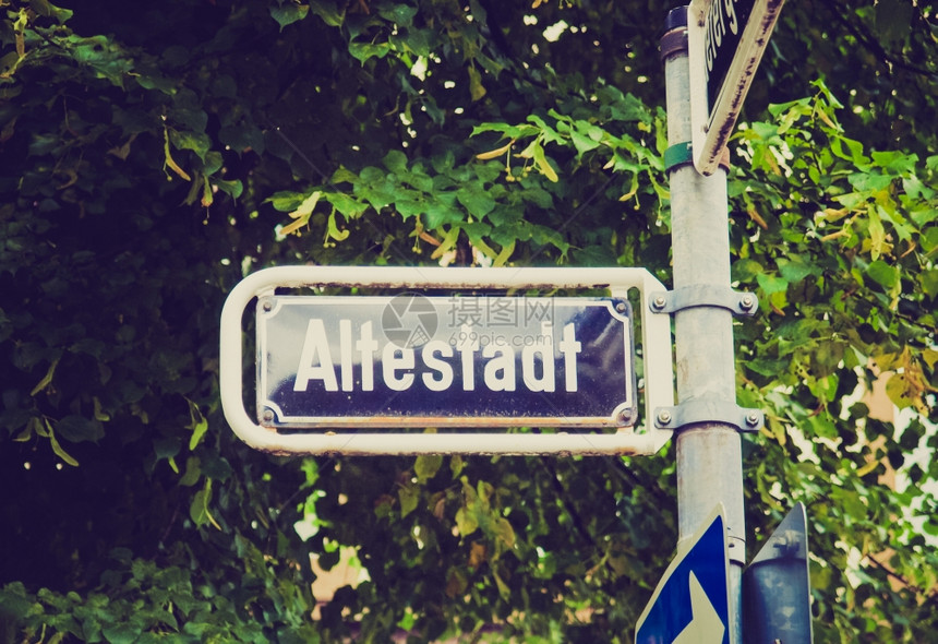 复古外观Altestadt图片复古风格的Altestadt老城区路标图片