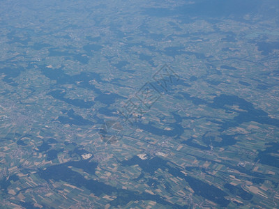 德国南部农村地区小城镇的空中观察图片