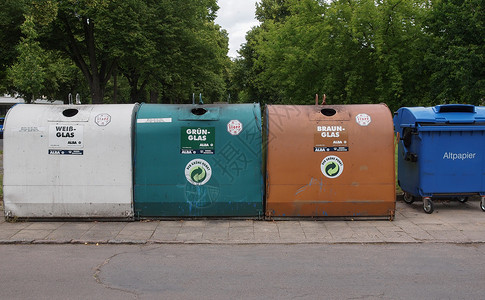 垃圾分类箱废物分类箱德国废物分类箱用于废物的生态再利用包括白玻璃Weissglas绿色玻璃Gruenglas棕玻璃Braunglas和纸A背景