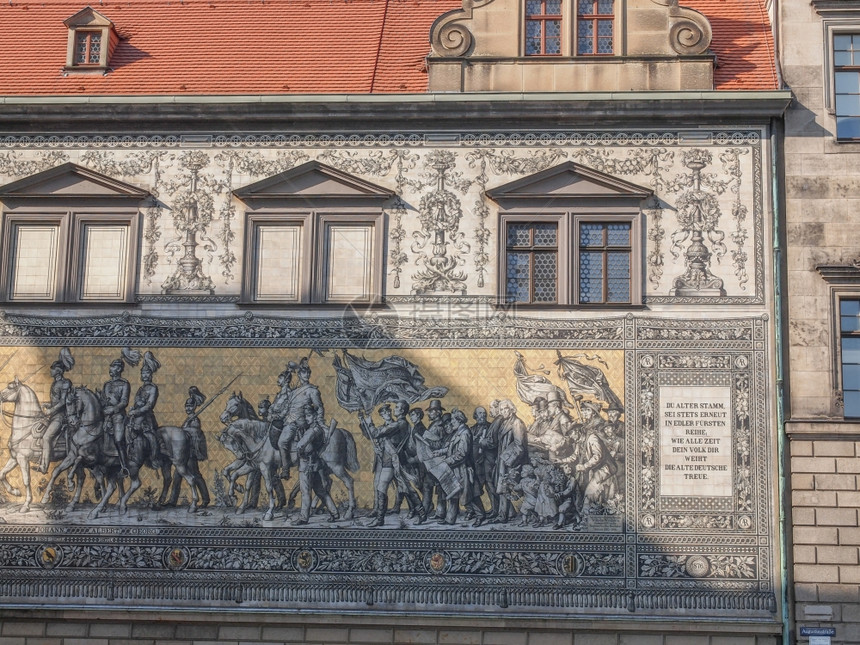 德国累斯顿王子的Fuerstenzug游行Fuerstenzug代表王子的游行187年在德国累斯顿漆画的萨克森统治者大型骑行游队图片