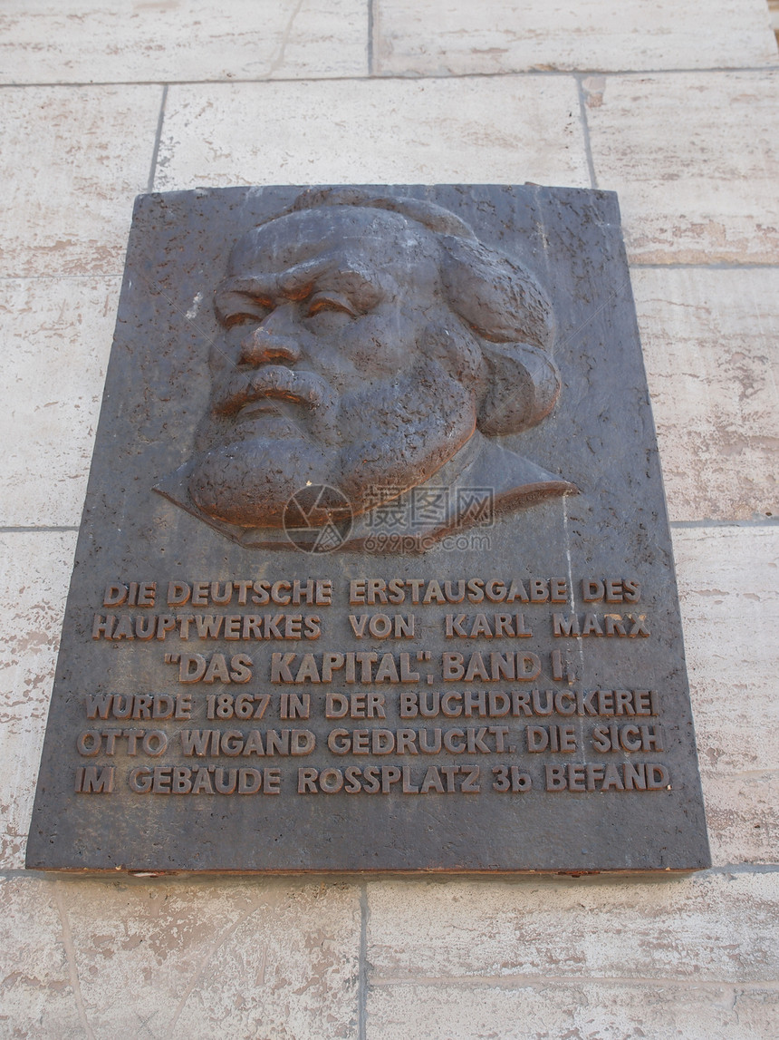 卡尔马兹卡皮塔牌匾德国莱比锡2014年6月12日1867年在莱比锡印制卡尔马克思资本论第一版的纪念牌匾图片
