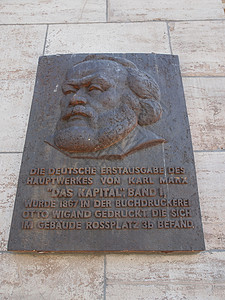 卡尔马兹卡皮塔牌匾德国莱比锡2014年6月12日1867年在莱比锡印制卡尔马克思资本论第一版的纪念牌匾背景