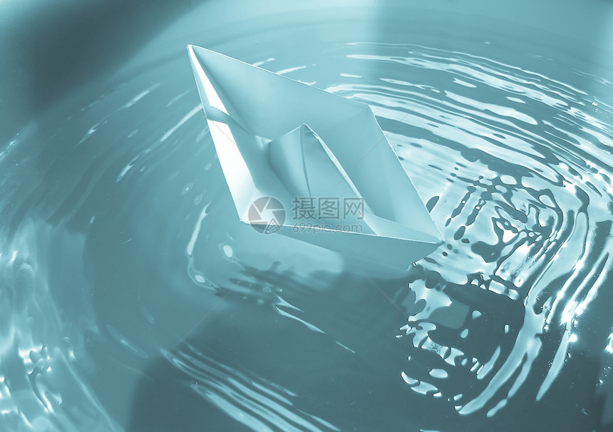 纸船在真正的水池中玩具纸船冷却的西诺型图片