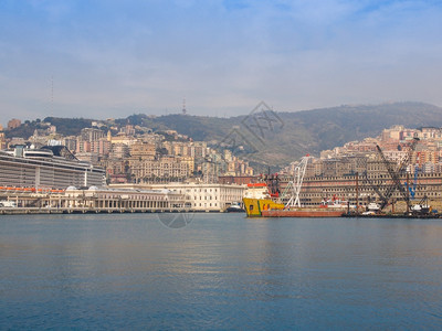 海中热那亚城的景象背景图片