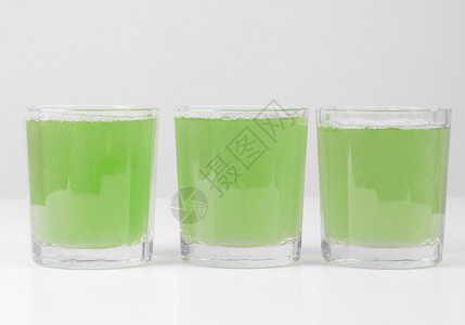 非洲大陆早餐桌上绿色苹果汁玻璃杯高清图片