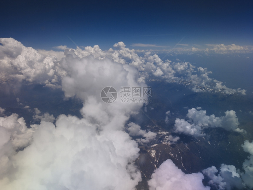 阿尔卑斯山云层阿尔卑斯山云层的空中观察图片