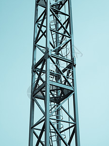 高塔起重机蓝色天空上一座高塔起重机的详情图片