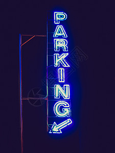 复古外观停车标志霓虹灯复古外观停车标志霓虹灯在夜间黑暗的天空图片