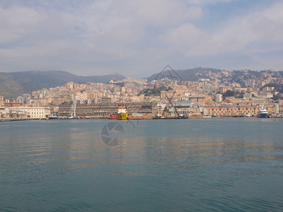 海中热那亚城的景象背景图片