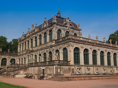 纳斯里德德累斯顿兹温杰德累斯登兹温纳德罗科宫由波皮尔曼于170年设计为橙色德累斯顿法院展厅由戈特弗里德森伯于1847年完成塞姆伯画廊也于背景