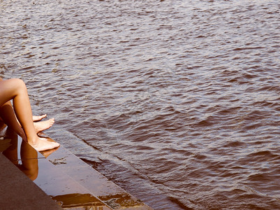 女孩在河边或海坐台阶上洗澡图片