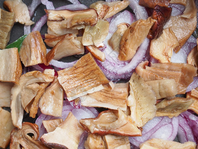 波西尼蘑菇博利特斯甜圈面包或猪肉蘑菇红洋葱圈图片