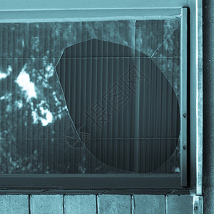 碎玻璃窗从石头扔出的碎玻璃中冷却的西诺型图片