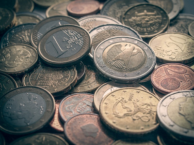 欧洲联盟的许多元硬币货作为背景是有用的图片