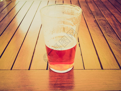 复古啤酒复古风格的大杯啤酒酒精饮料图片