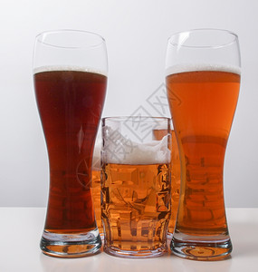 许多德国啤酒杯包括和背景图片