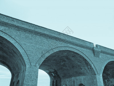 由红砖组成的旧火车桥酷的雪诺型图片