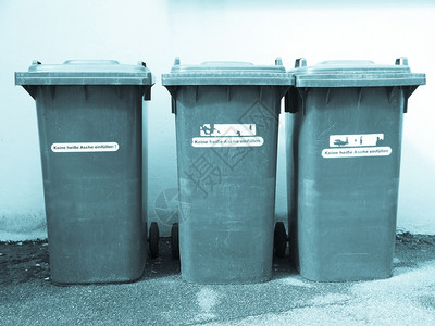 垃圾或桶含有德国文本的意思是不填满热灰尘的垃圾或桶图片