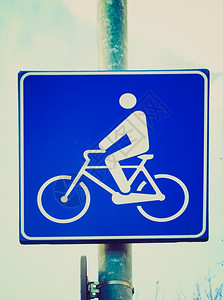 旧的反向蓝色天空上的Bike车道交通标志图片