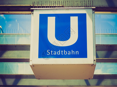 古老的回过往看Ubahn地下铁的标志背景图片