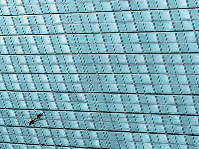 窗户清洁男人在摩天大楼外墙上爬图片