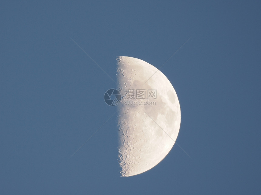 第一季度月亮球通过用我自己的望远镜拍摄图像图片