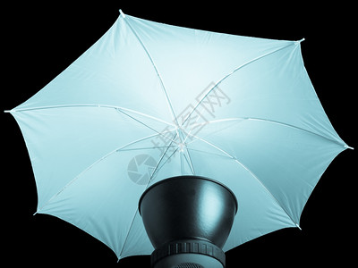 照亮伞相室的机用光带色灯光的照相伞黑色背景凉的西诺型图片