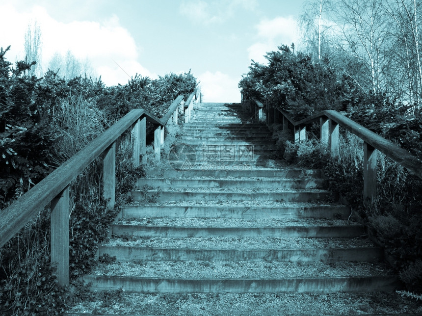 通往天堂的阶梯以天梯为隐喻象征的升天冷蓝字图片