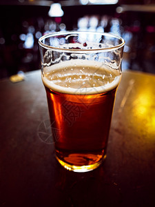 啤酒品馆里英国啤的品在馆里喝着英式苦酒图片