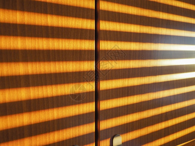 太阳光穿过窗门图片