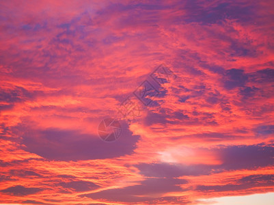日落时红天空云在天空中图片