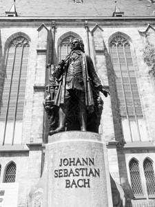 纽伊巴赫登卡玛尔纽伊巴赫登卡玛尔意味着新的巴赫纪念碑自1908年以来在圣托马斯基尔切教堂前即约翰塞巴斯蒂安赫被黑白埋在德国莱比锡背景