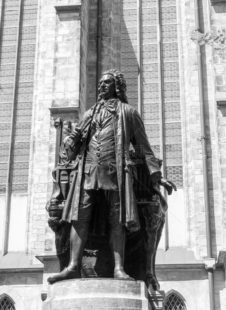 纽伊巴赫登卡玛尔纽伊巴赫登卡玛尔意味着新的巴赫纪念碑自1908年以来在圣托马斯基尔切教堂前即约翰塞巴斯蒂安赫被黑白埋在德国莱比锡图片