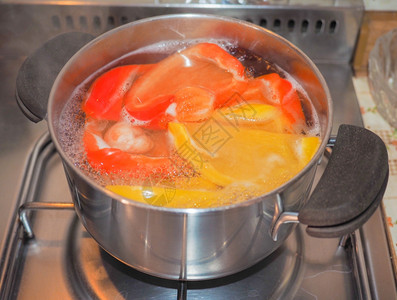 黄胡椒和红辣蔬菜健康素食用品放在煤气锅里高清图片