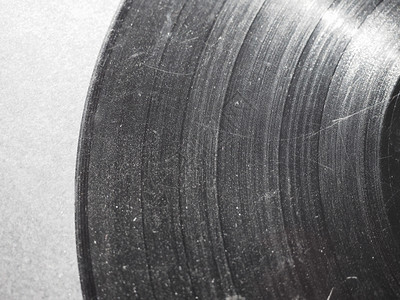 剪切记录严重损坏的破碎黑乙烯胶合唱片老旧音效模拟乐录制介质图片