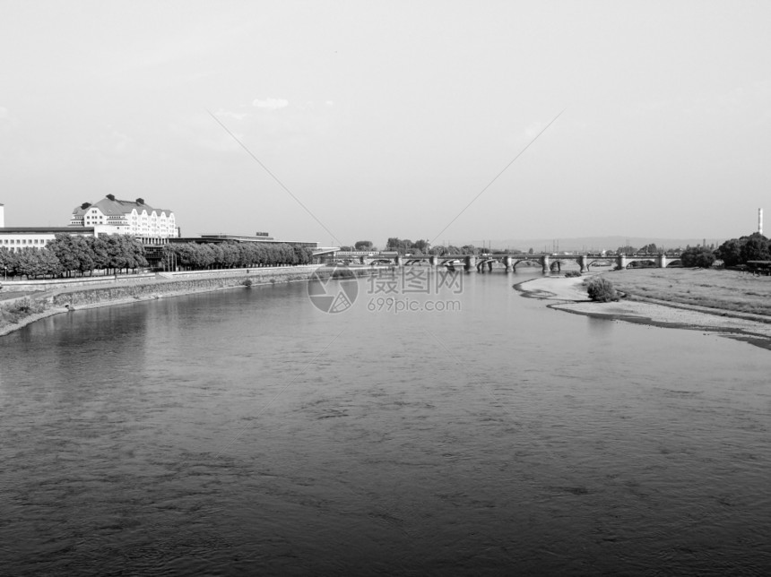 德国萨克森州累斯顿埃尔贝河黑白图片