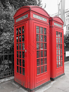 在伦敦的红电话箱上加饱和黑白底的红电话箱背景图片