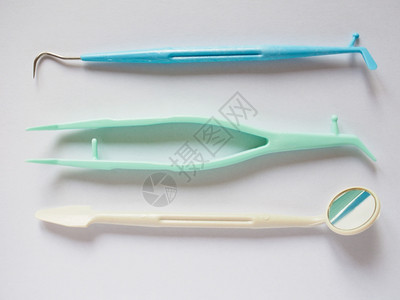 可用牙科仪器工具包括一个镜像探测器和tweezers图片
