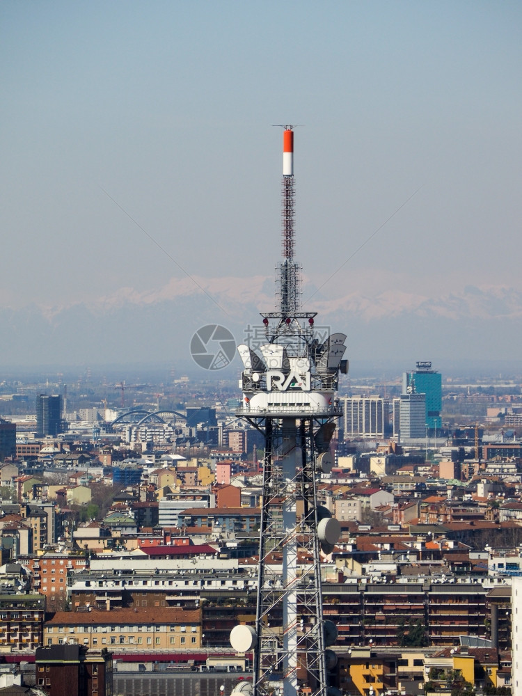 2015年3月8日在城市天线上看到RAI意大利公共电视台的广播塔图片