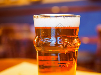 英国啤酒的回观英国啤酒的粉红英国啤酒的一品脱英国啤酒在吧喝图片