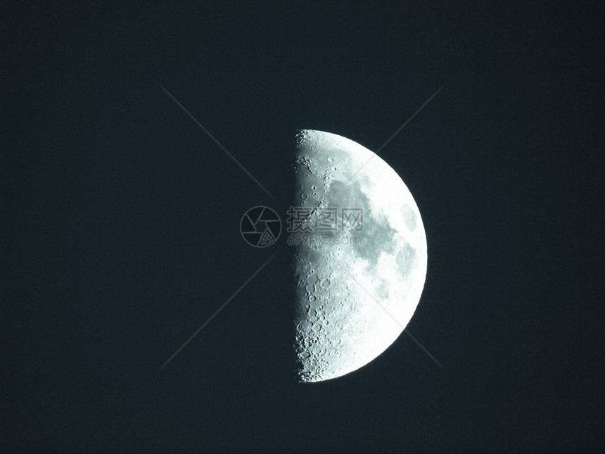 第一季月亮通过我自己的望远镜拍摄的望远镜拍摄的月球第一季度图像没有使用美国宇航局的图像冷色调图片